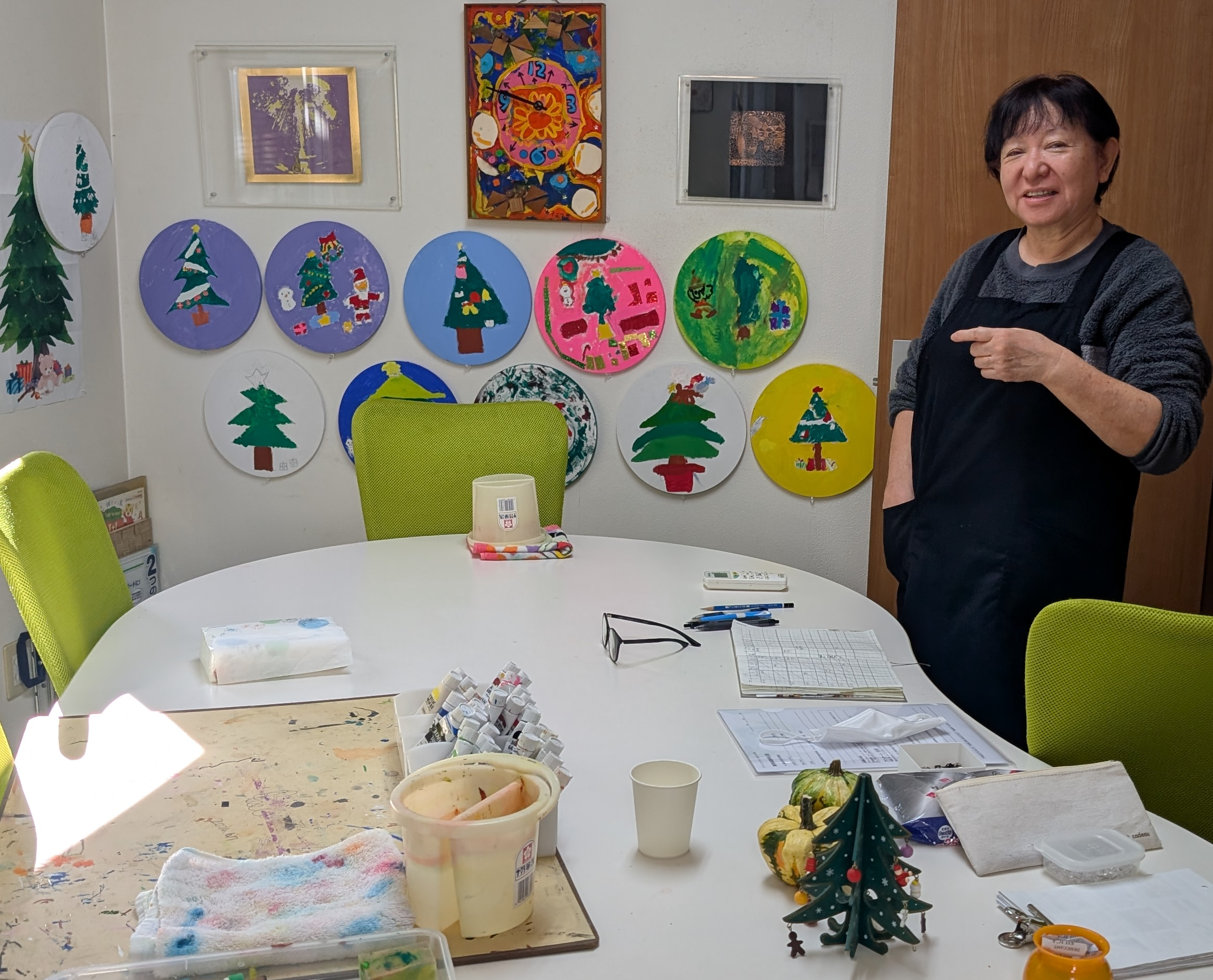 はじめてのアクリル画：子どもたちのクリスマス作品づくり